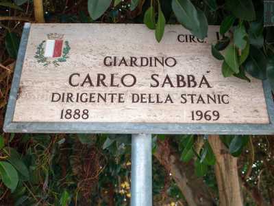 � dedicato a Carlo Sabb�, il dirigente veneziano della Stanic che si spese per far costruire il villaggio